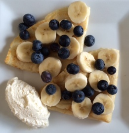 Bananas, blueberries and vanilla cream
